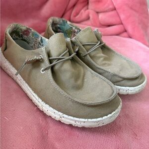 Hey Dude Women’s slip-on shoes